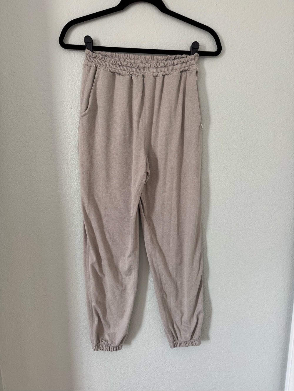 Vuori Women’s Boyfriend Sweatpants in Oatmeal